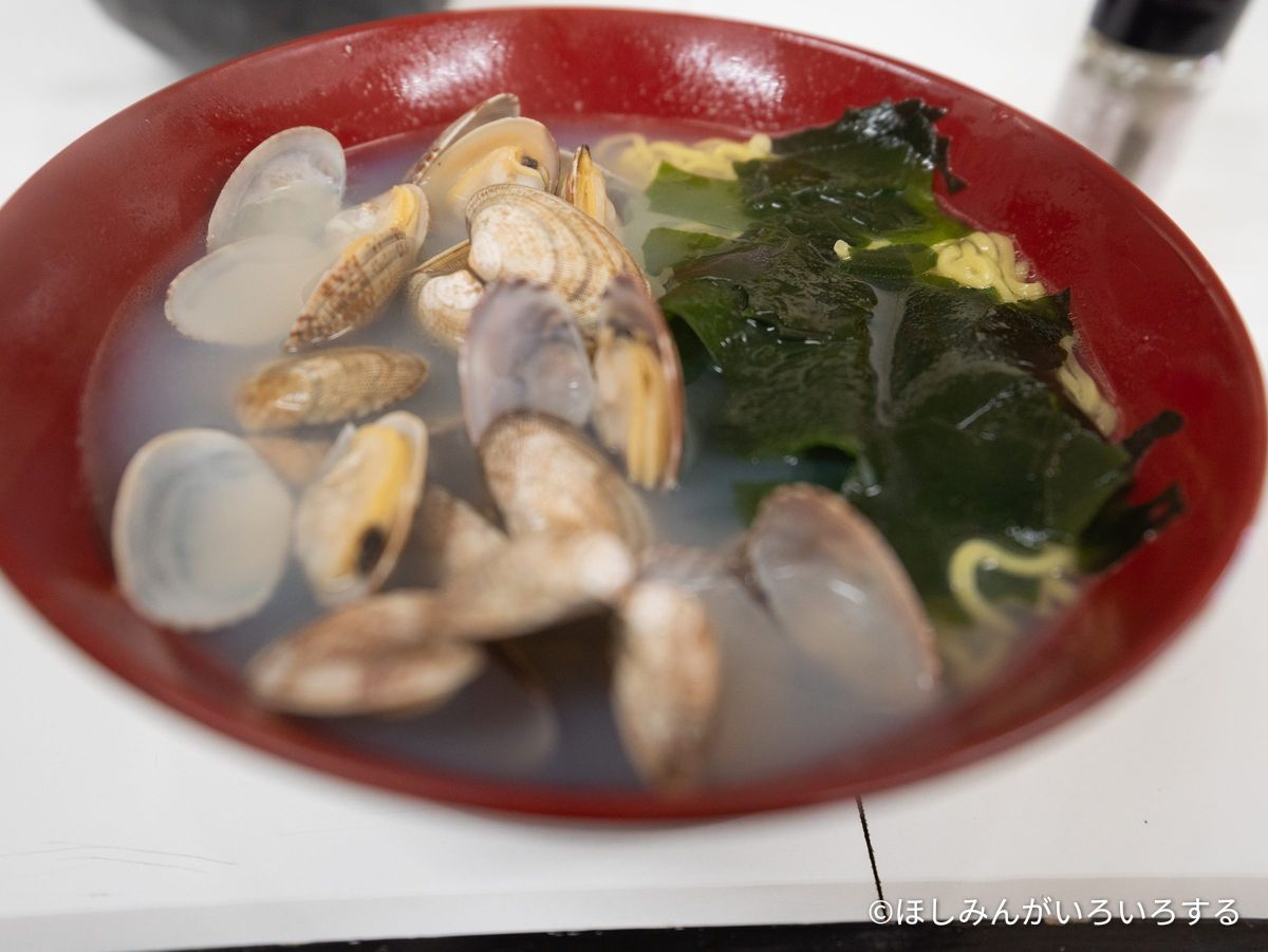 あさりラーメン。貝がたっぷり入ったスープ
