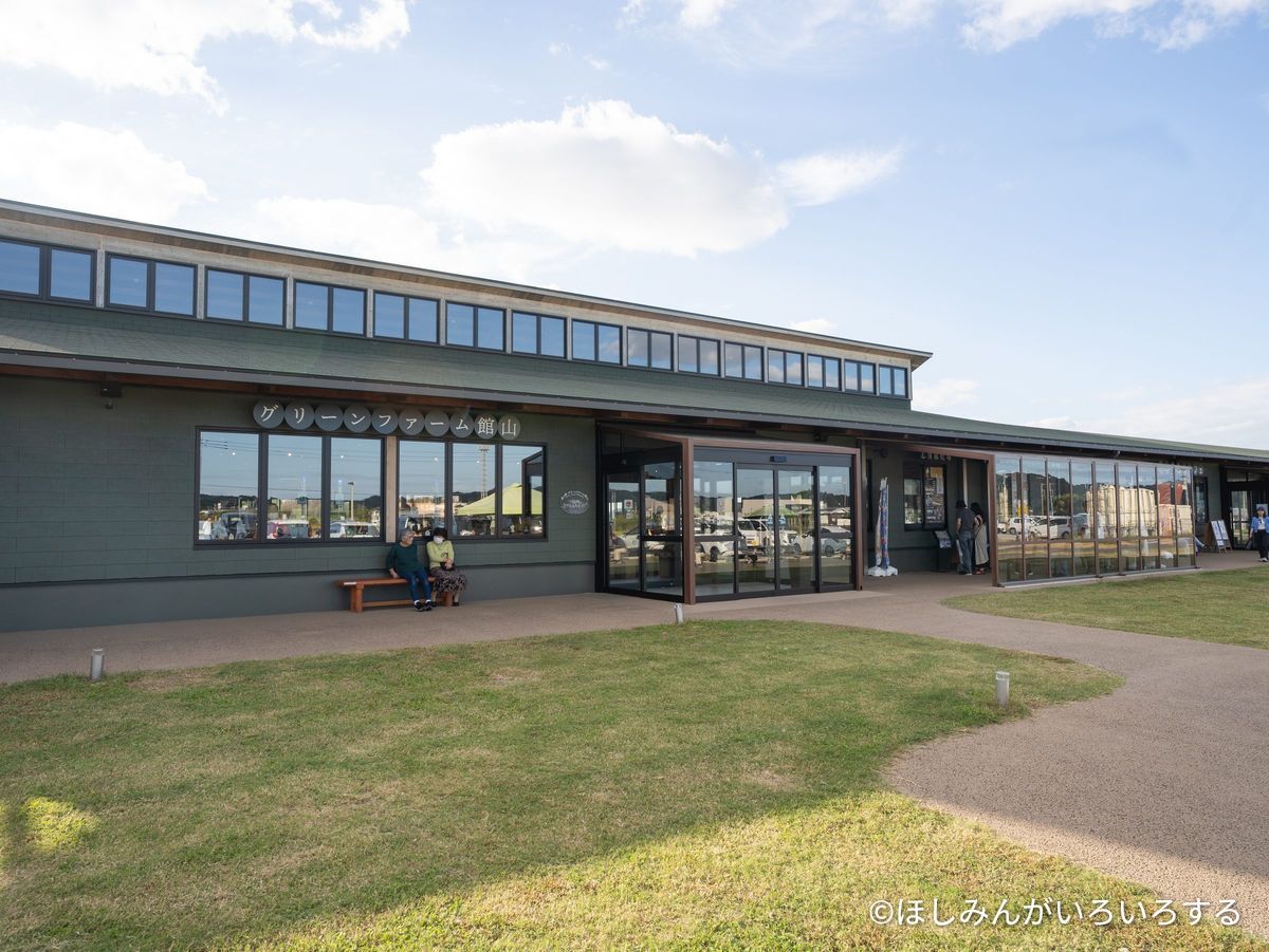 道の駅 グリーンファーム館山の建物。横長の木造平屋