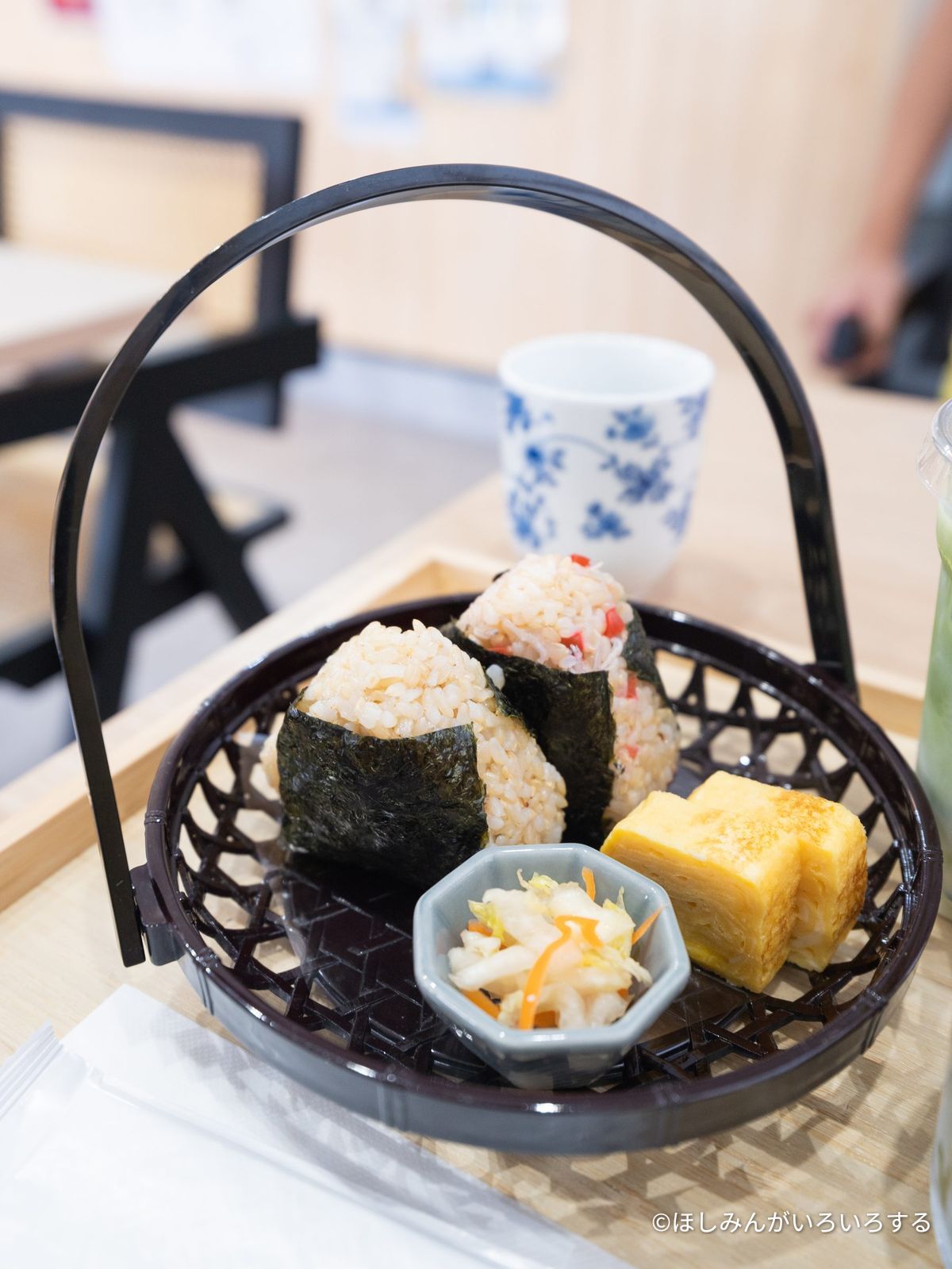 かごに入ったおにぎりと卵焼き