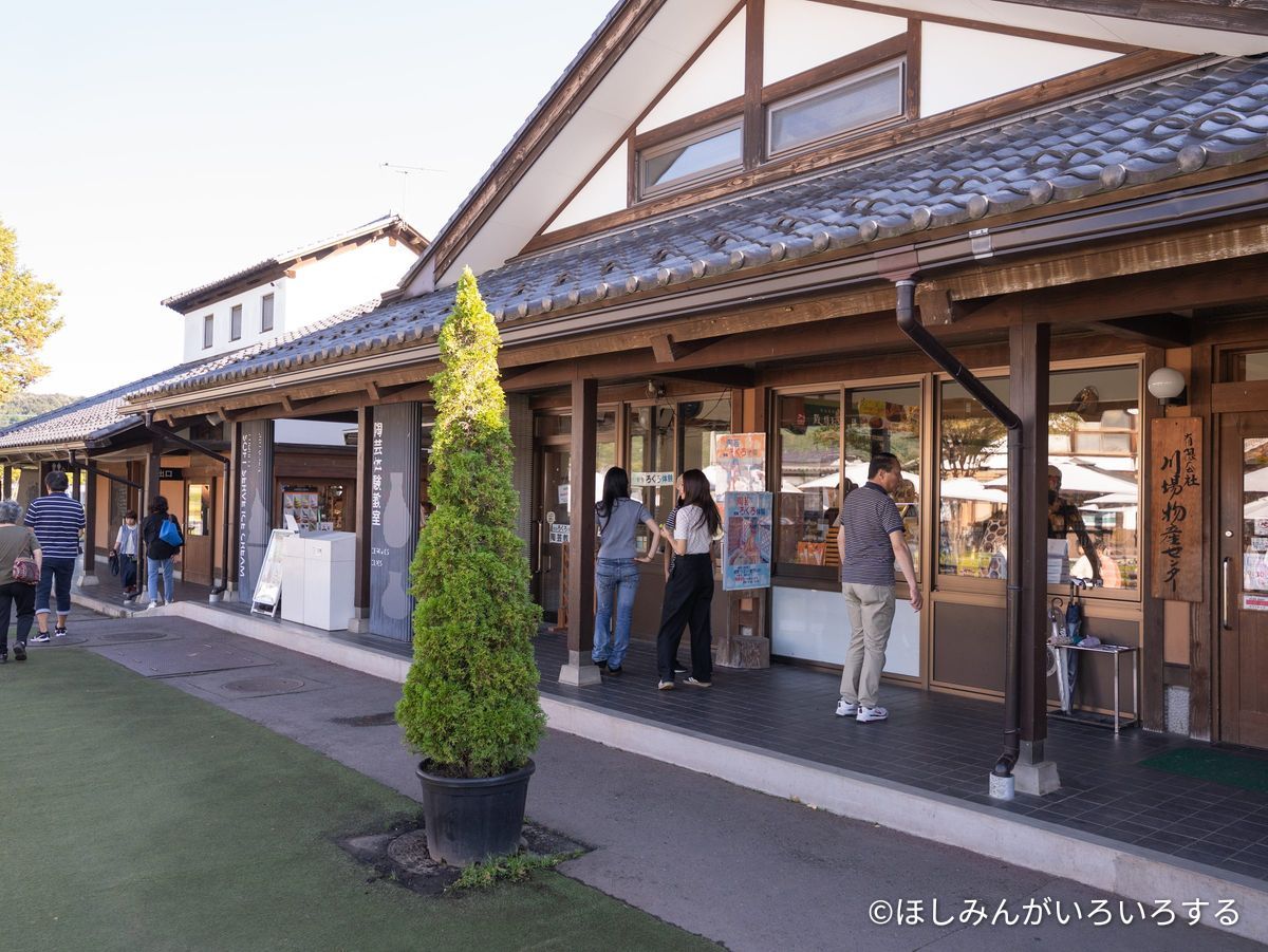 ファーマーズマーケットの建物と、長い軒