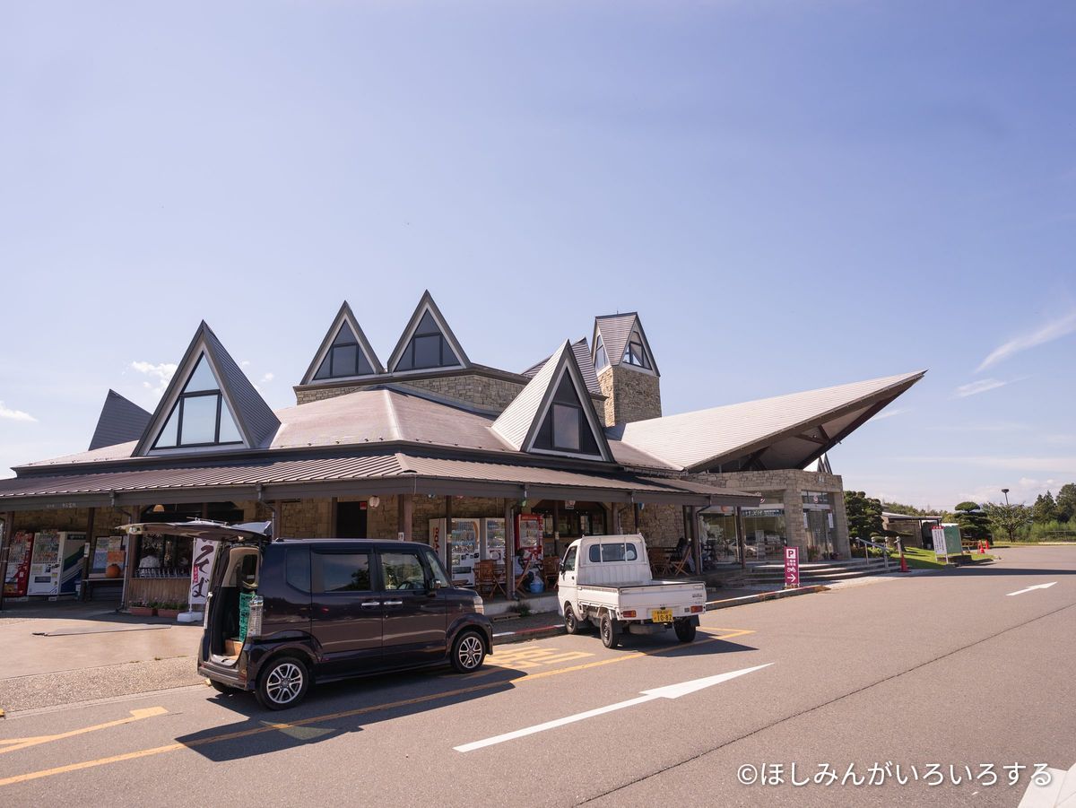 道の駅 中山盆地。三角屋根が並ぶ駅舎