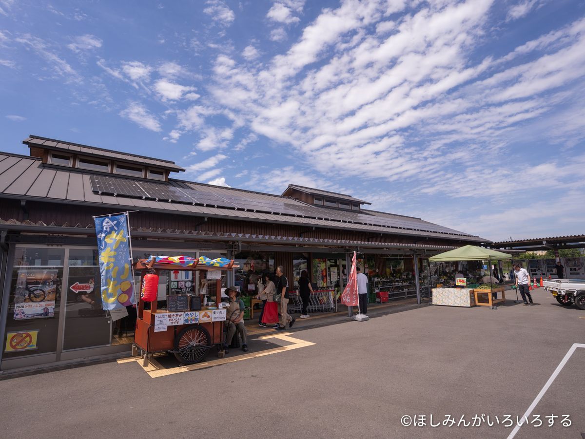 道の駅 足柄の外観。青空とソーラーパネルの屋根