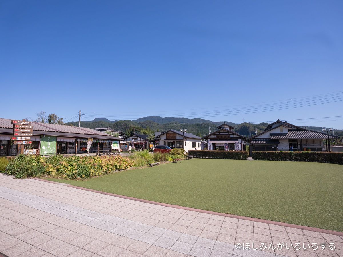 たくみの里の芝生と、瓦屋根の建物の並び
