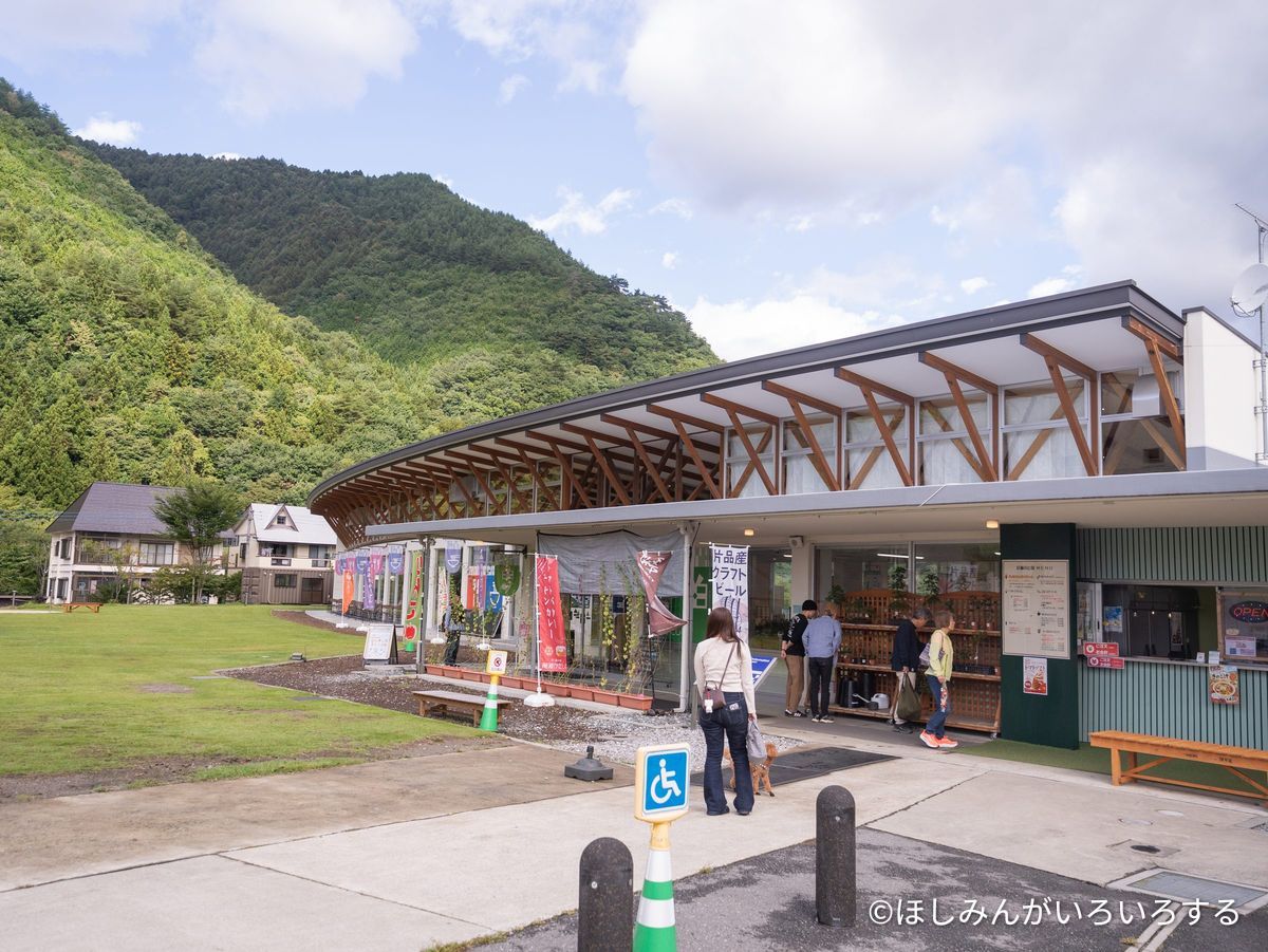 駅舎の前の芝生と売店