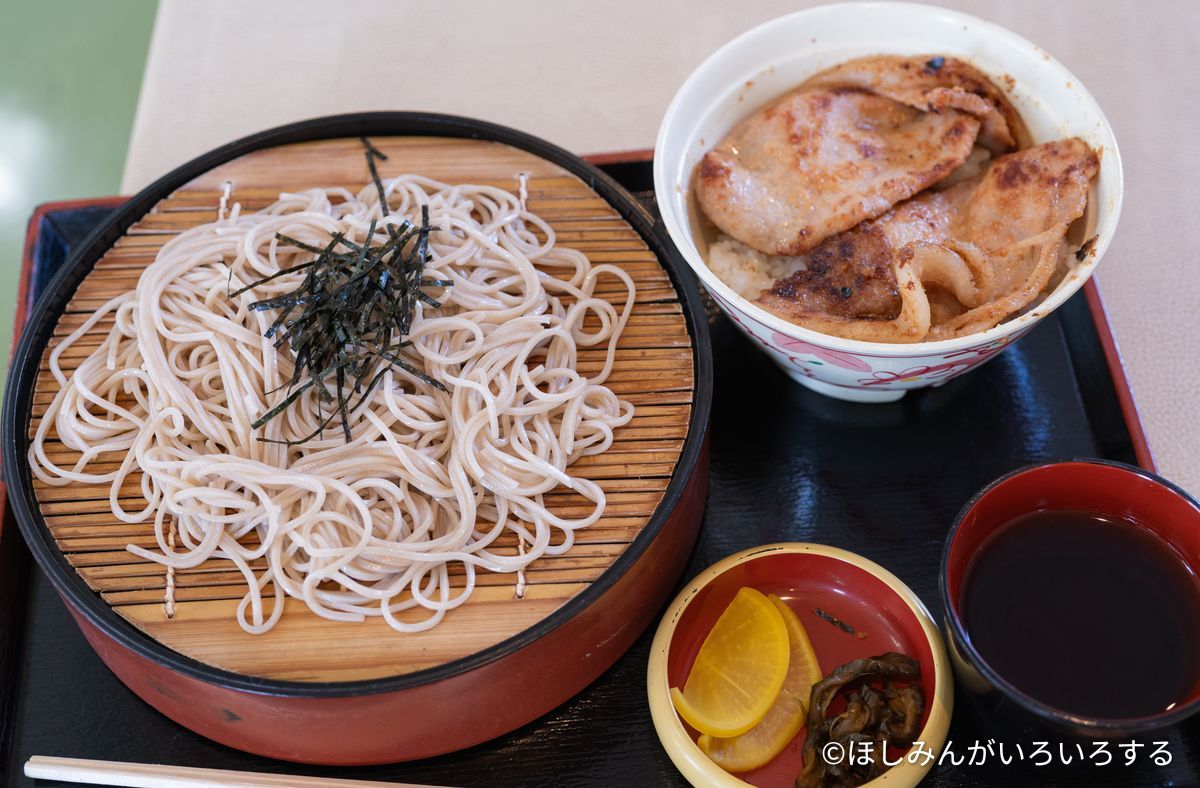 味噌豚丼とそばのセット。漬物とそば湯付き