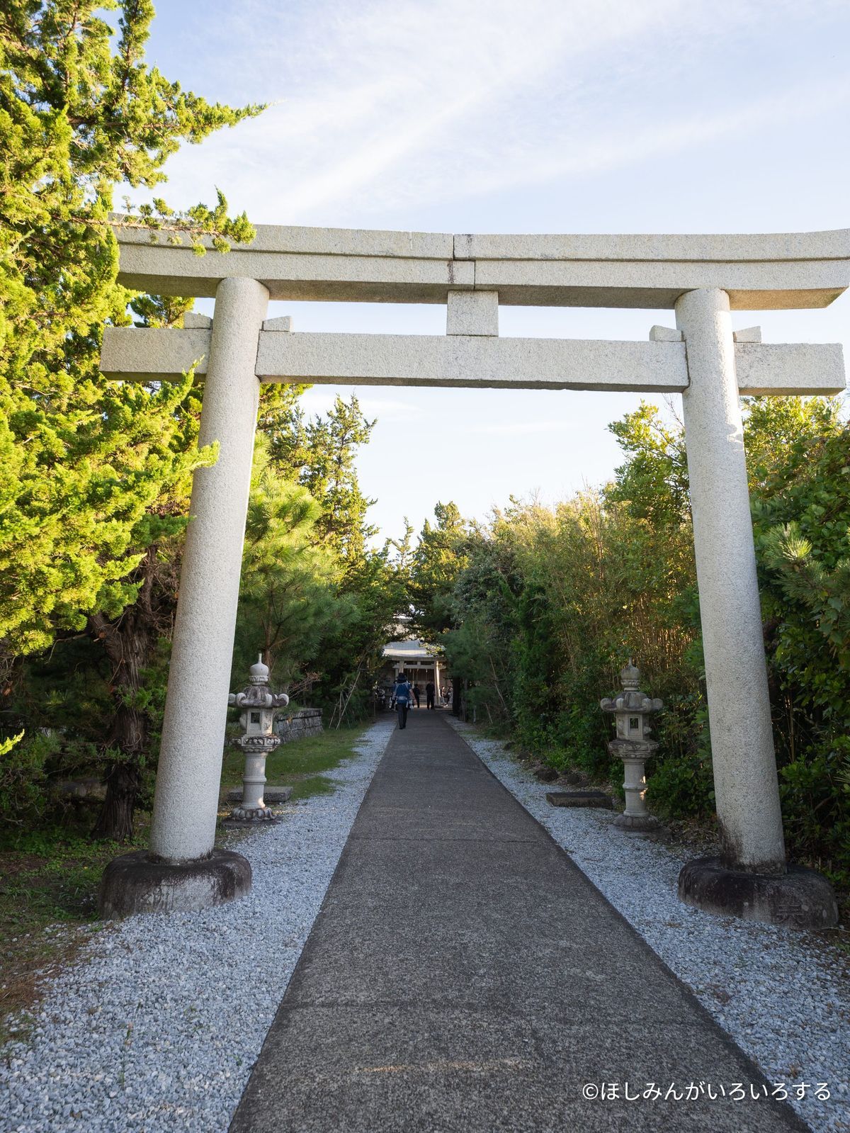 厳島神社の鳥居と参道
