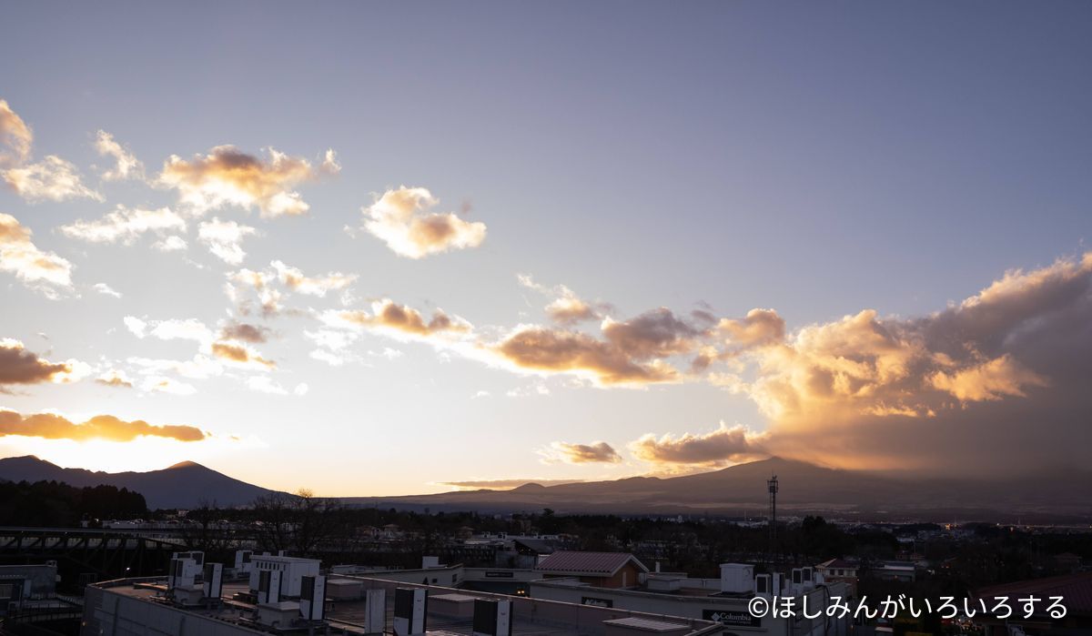 夕暮れの空と山並み