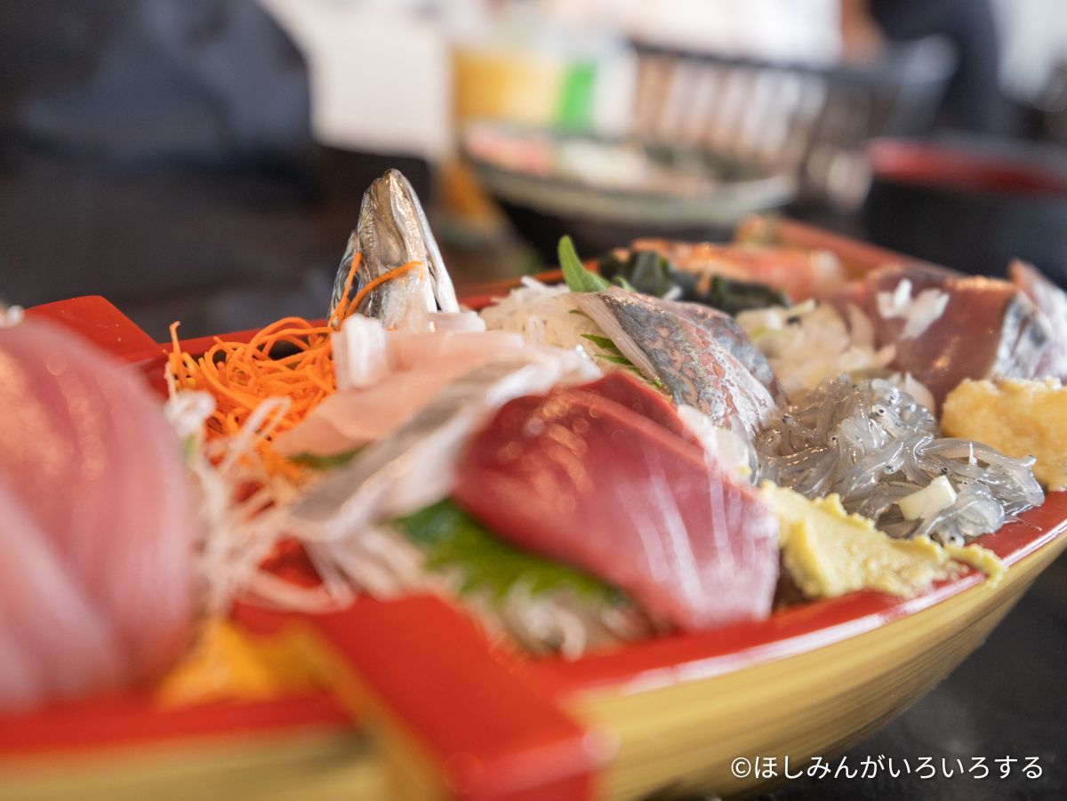 舟盛りの刺身定食。生しらす入り