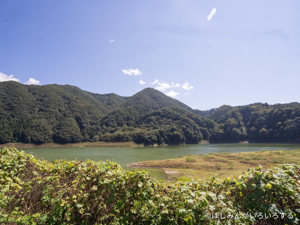 薗原湖。山に囲まれた湖