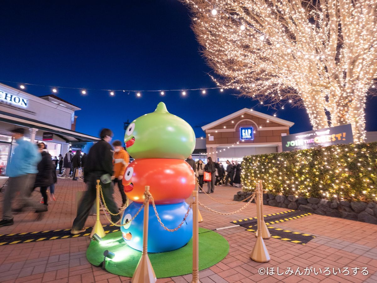 スライムを3段重ねにしたオブジェと夜のイルミネーション