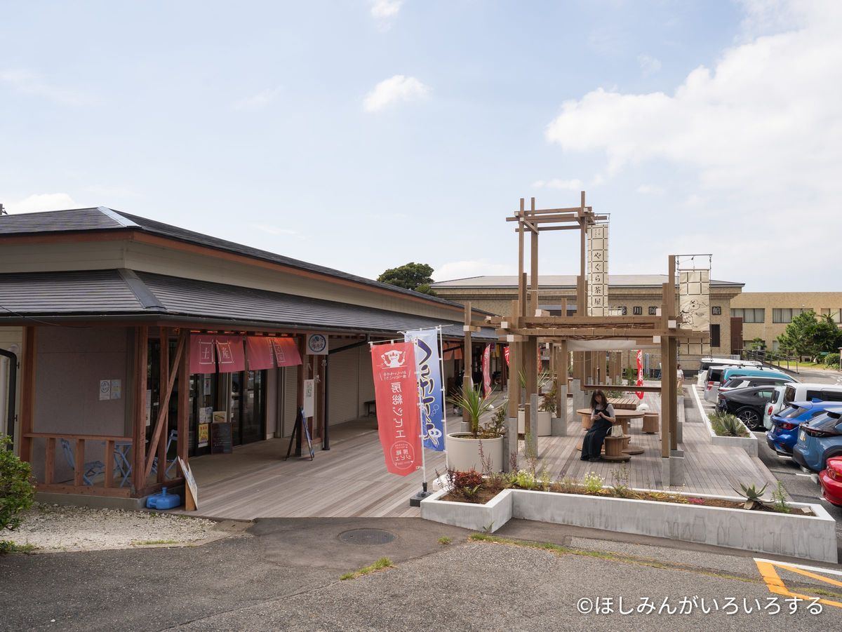 やぐら茶屋。木のやぐらと飲食店の並び
