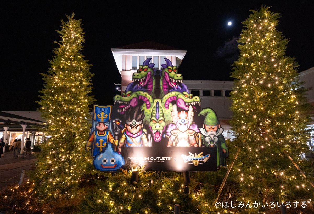 建物に投影されたドラゴンクエストのモンスターたちとクリスマスツリー