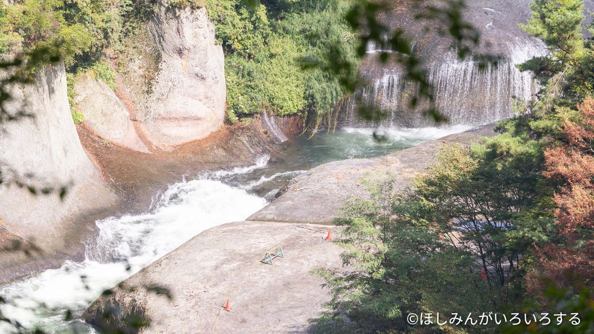 白い岩の崖と片品川